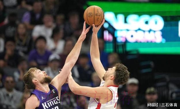 申京突破被切球失误出界，火箭还剩3分钟落后国王10分
